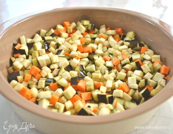 Параллельно с этим запекаем овощи.
баклажаны с морковью режем кубиками 1х1 см. Смешиваем с маслом. Отправляем в разогретую до 180°C духовку. Примерно через 10 мин. духовку открыть и перемешать овощи.