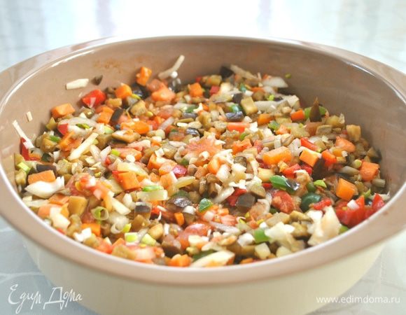 Через 20 мин. добавляем репчатый лук, перец сладкий, чеснок, помидоры (снять шкурку) — все мелко порезано. Тщательно перемешиваем. Я не солила, вы можете посолить. И отправляем в духовку еще на 20 мин., через 10 мин. помешать.