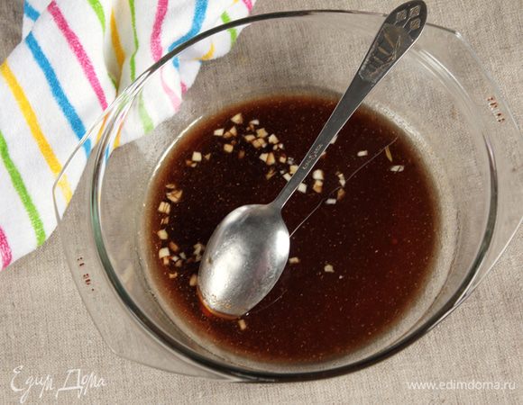 Для маринада смешать соевый соус, яблочный уксус (можно заменить на винный), подсолнечное масло, молотые имбирь, кориандр, мускатный орех и мелко порубленный чеснок.
