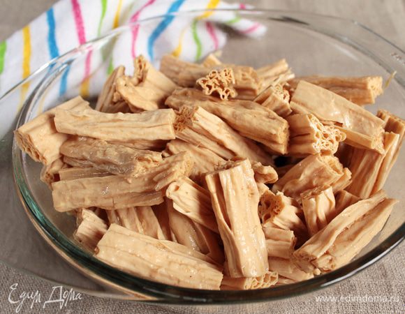 Выложить в маринад фучжу и тщательно перемешать, чтобы каждый кусочек был покрыт маринадом.