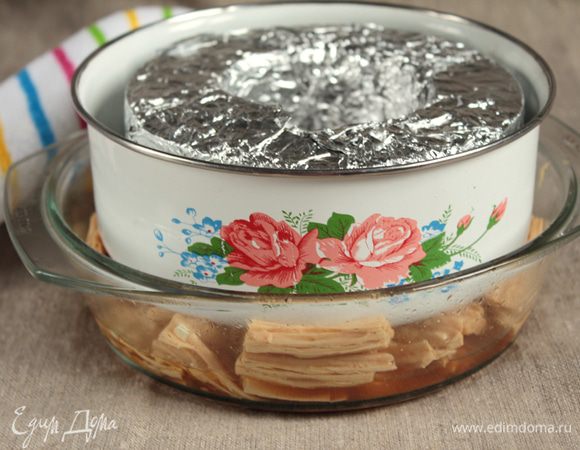 Затем необходимо кусочки прям в маринаде раскрыть и поставить под гнет (чем тяжелее, тем лучше, у меня в фольге завернута болваночка весом кг 2). Через пару часов поменять верхние кусочки местами с нижними и снова под гнет. Оставить для маринования на несколько часов, лучше на ночь.