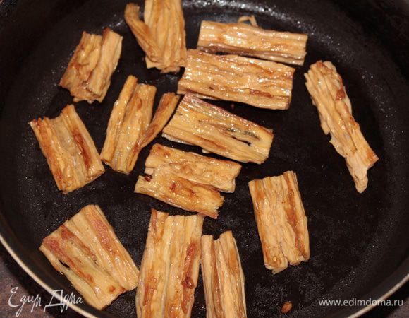 Каждый кусочек с обеих сторон обжарить до красивого румяного цвета на сухой предварительно разогретой сковороде с антипригарным покрытием.