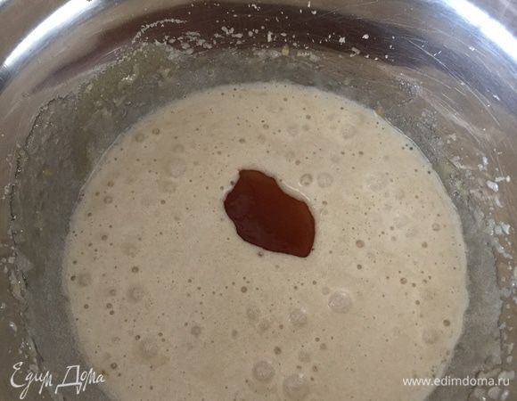 Я была приятно удивлена, что такое лакомство готовится просто на раз-два! Итак, можно сразу разогревать духовку до 180°C. Смазать и присыпать мукой форму. И начинаем взбивать миксером сахар с яйцом до посветления массы. И добавляем наш секретный ингредиент — абрикосовый джем. Еще раз хорошо взбиваем.