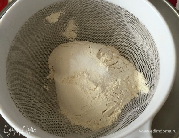 В отдельную миску просеиваем муку с содой и солью. Причем количество соли немного больше чем обычно в десертах, но с карамелью эта легкая солоноватость просто фантастична! Да и именно использование соды характерно для этого десерта.