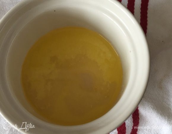 Растапливаем сливочное масло. Добавляем в него уксус, перемешиваем.