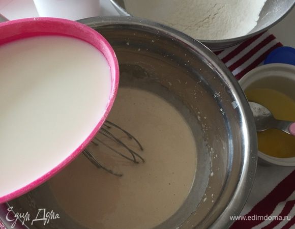 Теперь соединяем нашу яичную смесь с молоком, маслом и мучной смесью в несколько этапов поочередно. 