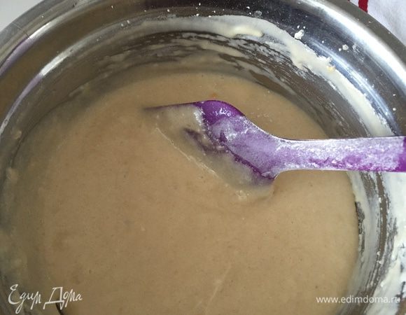 Хорошо вымешиваем и выливаем в форму.