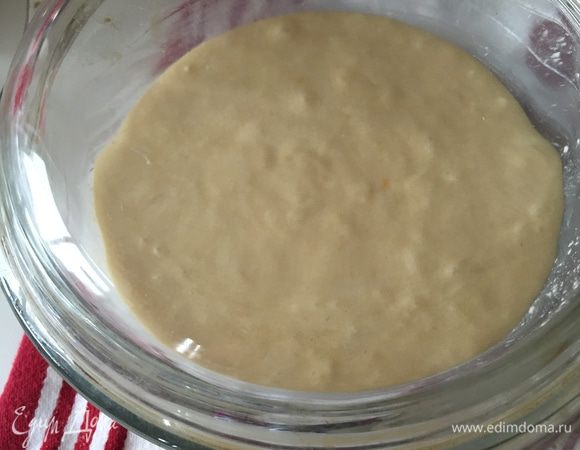 Накрываем крышкой или фольгой и отправляем в духовку на 20 минут. Потом достаем, убираем крышку и выпекаем еще 25 минут. Общее время выпечки может достичь и часа — ориентируемся по сухой зубочистке и красивому южноафриканскому "загару".