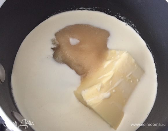 Через минут 35 после того, как наш пудинг отправился в духовку, варим карамельный сироп. Все ингридиенты для сиропа высыпаем/выливаем/помещаем в кастрюльку и ставим на небольшой огонь — до растворения сахара и масла. В оригинале всех ингридиентов было ровно в 2 раза больше, а масла и вовсе целых 175 г. Но я решила, что и так будет неплохо — и была права, поэтому привожу именно свое количество составляющих.