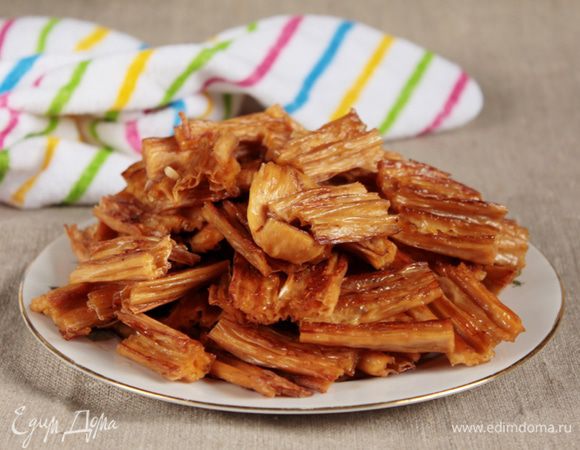 Фучжу готова, можно подавать со свежими помидорами и огурцами, а можно подать с пряным вишневым соусом.