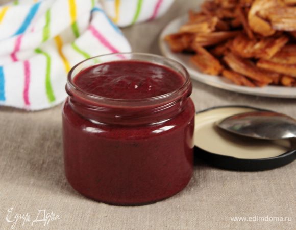 Вес вишни для соуса указан без косточек и сока. Можно использовать свежезамороженную вишню, предварительно ее разморозив при комнатной температуре. Сок от вишни тоже может пригодиться, поэтому не выливайте его раньше времени. Вишню смешать с сахаром и довести до кипения. Если вишня больше при нагревании не выделила сока, то добавить пару столовых ложек. Добавить мяту, какао-порошок, молотый перец красный жгучий и кленовый сироп. Все тщательно перемешать и варить до мягкости вишни. Пюрировать блендером, влить количество маринад от маринования фучжу до желаемой консистенции. Мне потребовался весь. Если маринада будет недостаточно, то добавить оставшийся вишневый сок. Довести до кипения, прокипятить минуты 3. Соус готов!