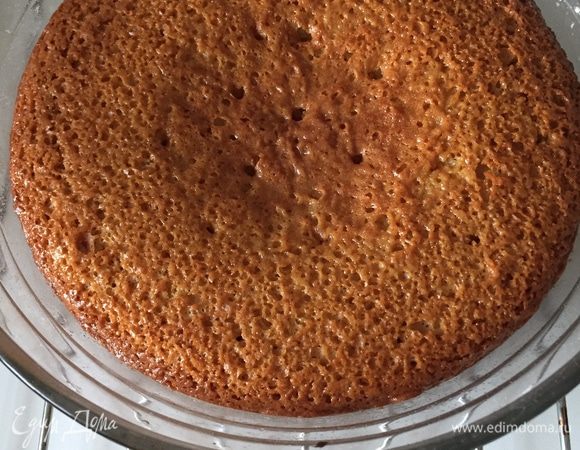 Достаем нашего красавца из духовки. Он такой пористый, румяный и блестящий, а пахнет как! 