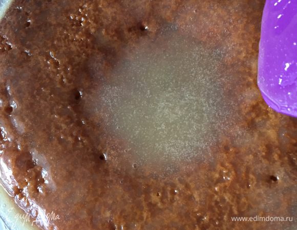 Ну этого же мало нам, африканцам, поэтому мы его с пылу-жару хорошенько всего прокалываем вилкой/зубочисткой/шпажкой и выливаем весь наш сироп. Пудинг впитает весь его в считанные секунды