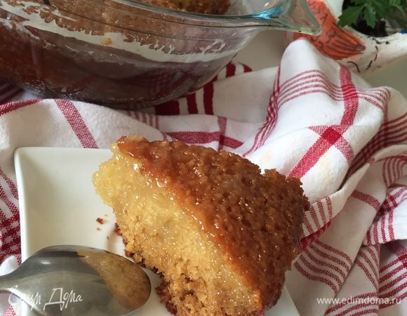 Теплым нарезаем и подаем! Конечно, с ванильным мороженым, густым кастардом или взбитыми сливками он был бы вообще потрясающ... Но оставим эти "излишества" для гостей, а сами дома насаждаемся этим мягким влажным сладким южноафриканским десертом просто с чайком! Очень, очень рекомендую, друзья!