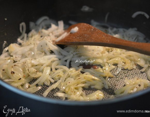 Луковицу и чеснок очистить, нарезать тонко. Сливочное масло растопить на сковороде. Добавить лук и чеснок, тимьян, соль и черный перец. Готовить помешивая 6 мин.