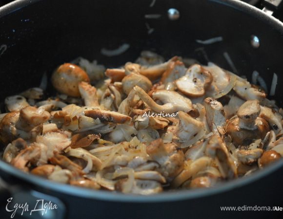 Добавить грибы очищенные как свежие шампиньоны, шиитаке, крупные нарезать. Готовить 8 мин.