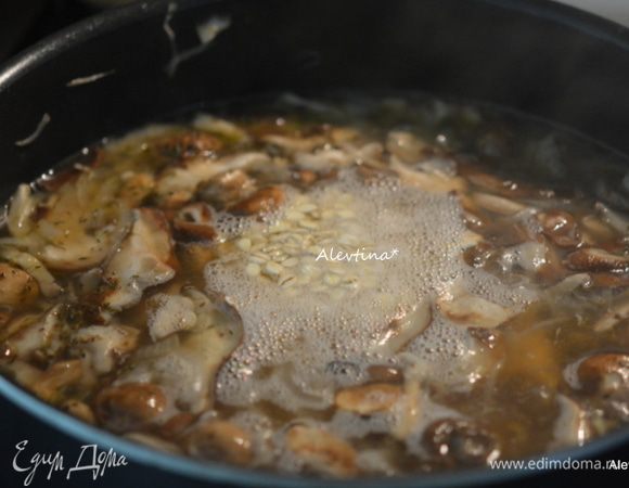 Добавить перловку быстрого приготовления, закрыть крышкой и готовить 12 мин.