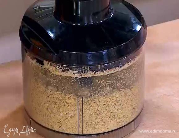 Фисташки и миндаль измельчить в блендере в очень мелкую крошку.