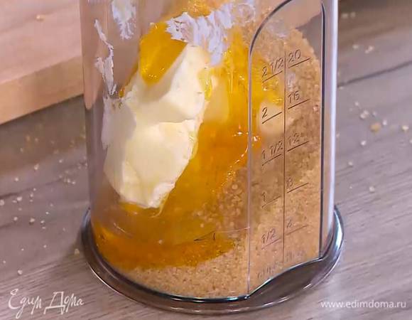 Соединить 200 г предварительно размягченного сливочного масла с сахаром и медом, взбить все на небольшой скорости блендером с насадкой-венчиком.