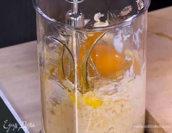Продолжая взбивать, по одному добавить яйца и взбить все в однородную массу.
