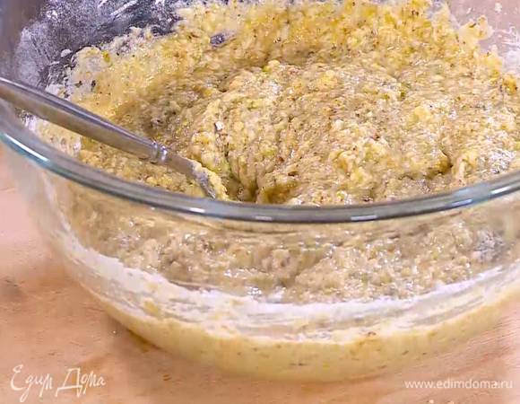 Влить ванильный экстракт, добавить измельченные орехи, муку и вымешать тесто.