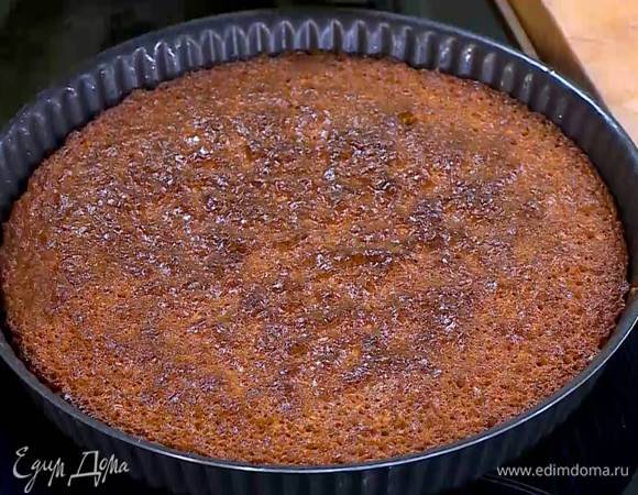 Выпекать пирог в разогретой духовке 25‒30 минут.