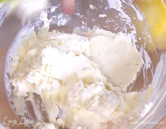 Приготовить глазурь: рикотту соединить с медом и цедрой, влить сок лайма и все перемешать.