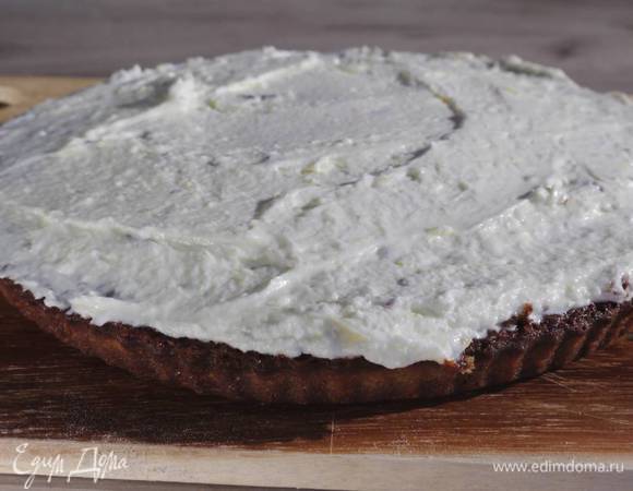 Готовый пирог остудить и покрыть глазурью.