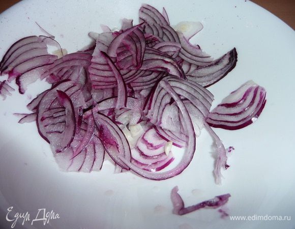 Очистить фиолетовый (красный) лук и нарезать тонкими полукольцами, сбрызнуть соком лимона. 