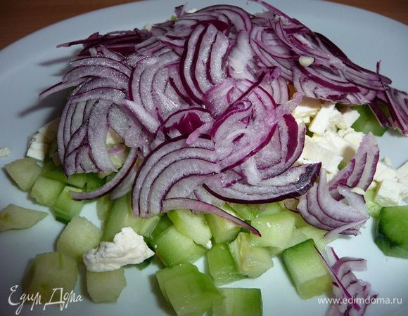 Добавить лук в салат. 