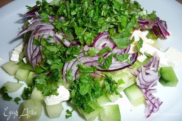 Мелко нарезать петрушку, мяту, базилик и добавить в салат. Салат присолить, заправить оливковым маслом.