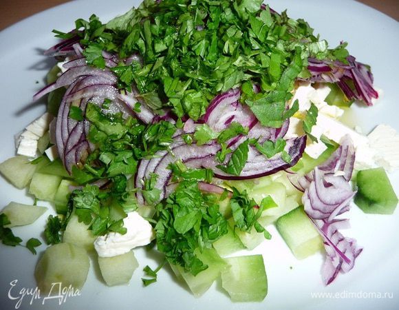 Мелко нарезать петрушку, мяту, базилик и добавить в салат. Салат присолить, заправить оливковым маслом. 
