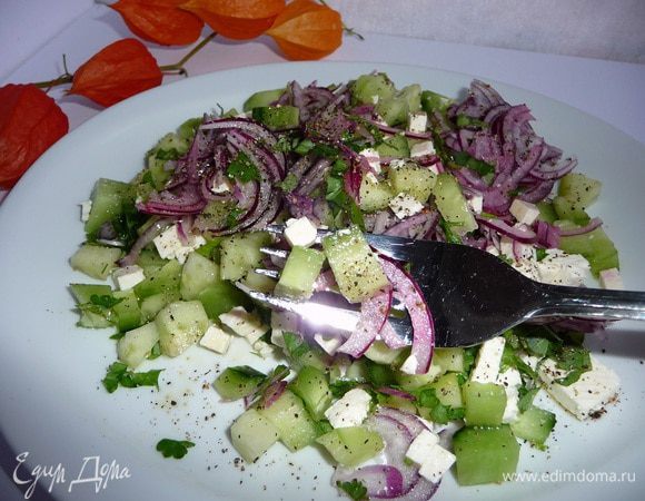 Салат слегка перемешать, добавить свежемолотый черный перец.