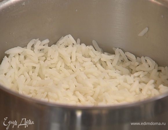 Рис предварительно отварить согласно инструкции на упаковке.