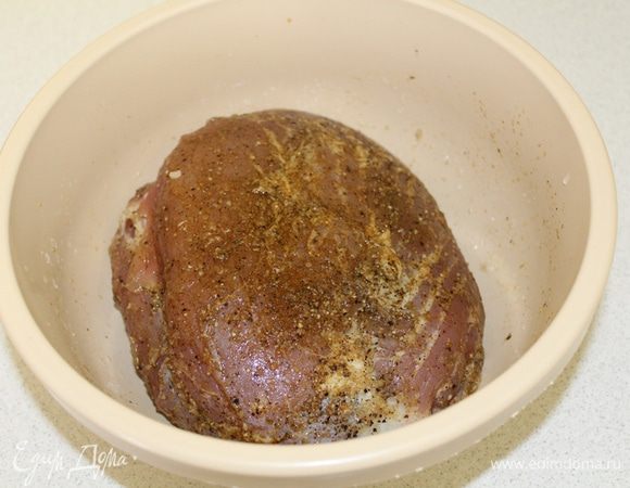 Мясо натереть солью и перцем и отправить в холодильник на сутки.