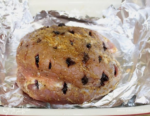 Нашпиговать мясо черносливом, как можно глубже.