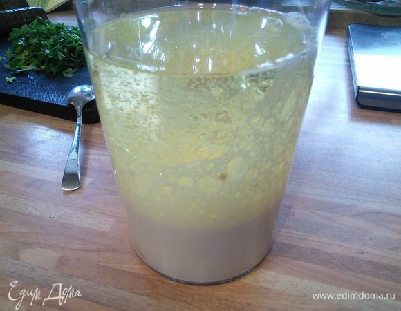 Нам понадобится погружной блендер и высокая емкость. Соотношение молока к маслу 1:2,5/3 (в зависимости от желаемой густоты). Масло нужно брать без ярко-выраженного вкуса и запаха. 

Влейте в емкость молоко, добавьте горчицу и влейте масло. Взбейте погружным блендером до густоты. 