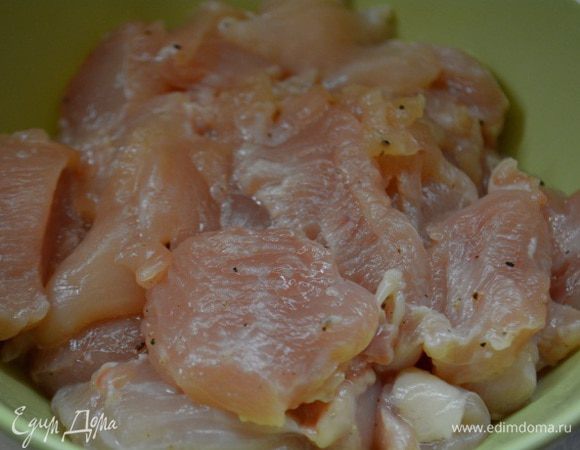 Куриную грудку (у меня 450 г) помыть, обсушить бумажным полотенцем. Порезать на кусочки, посолить, поперчить, сбрызнуть лимонным соком. Хорошо перемешать. Дать промариноваться 30 минут.