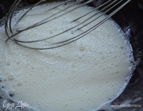 Белок слегка посолить и взбить венчиком до легкой пены. Добавить крахмал.