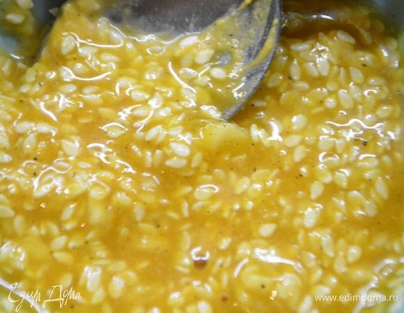 В другой чашке смешать мед, горчицу, чеснок через пресс, кунжут и соевый соус (у меня закончился, я вместо него добавила водички). Кстати получилось и без соуса очень вкусно.