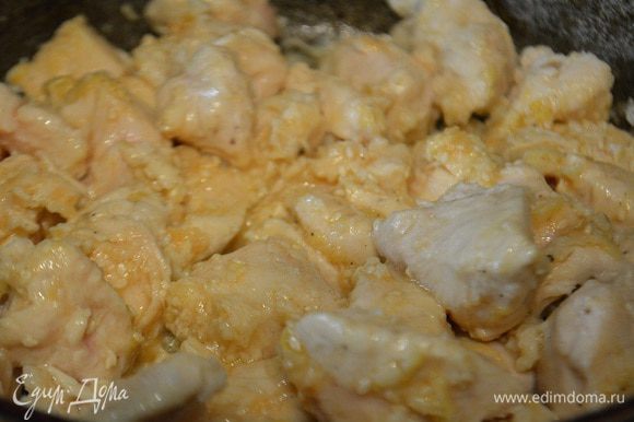 Сковороду разогреть с небольшим количеством масла, выложить курицу и обжарить 3-5 минут. Периодически помешивать для равномерности обжарки. Главное не пересушить. Вылить кунжутный соус на курицу, перемешать и тушить еще 3-5 минуты.