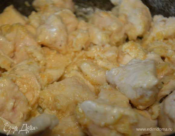 Сковороду разогреть с небольшим количеством масла, выложить курицу и обжарить 3-5 минут. Периодически помешивать для равномерности обжарки. Главное не пересушить. Вылить кунжутный соус на курицу, перемешать и тушить еще 3-5 минуты.