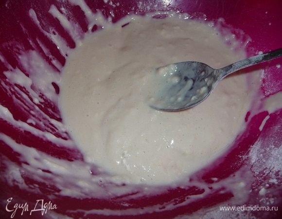 Дрожжи раскрошить, добавить теплое молоко, щепотку соли и 1 ч. л. сахара.
Оставить в покое на 5-10 мин. до полного растворения дрожжей. В дрожжи добавить 2 ст. л. муки от общего объема и завести опару.
Поставить в теплое место на 30 мин.