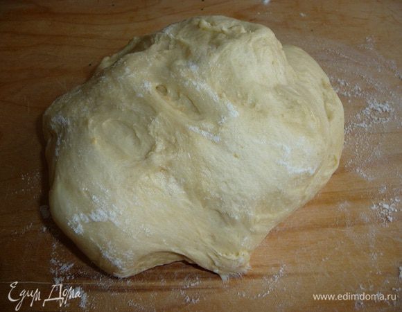 Через 90 мин. подошедшее тесто обмять на подпыленной мукой доске.
Тесто мягкое, слегка прилипает к рукам.