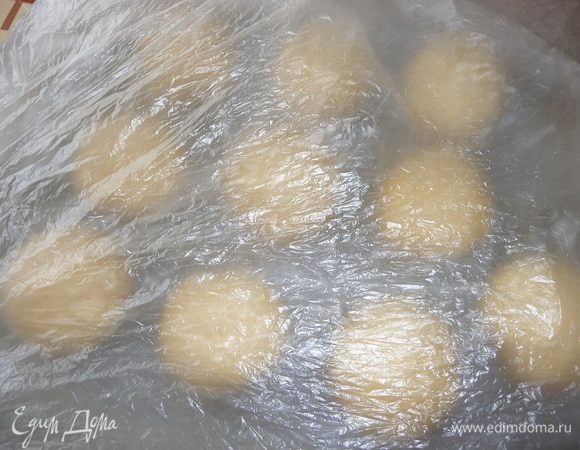 Готовое тесто разделить на равные кусочки (у меня 10 шт. по 102 г) и формируем булочки. Выложить на противень, застланный пекарской бумагой.
Накрыть пленкой и убрать в теплое место на 20 мин (я включаю духовку на 50°C, нагреваю, отключаю ее и помещаю противень вовнутрь).
