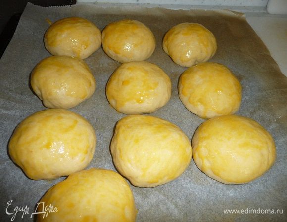 Желток взбить со сливками (сливки можно и не добавлять, это моя фантазия).
Подошедшие булочки смазать желтком со сливками. Выпекать в разогретой духовки до 200°C 20 минут до золотистого цвета. Ориентируйтесь по своей духовке, если булочки начнут подгорать накройте их фольгой.