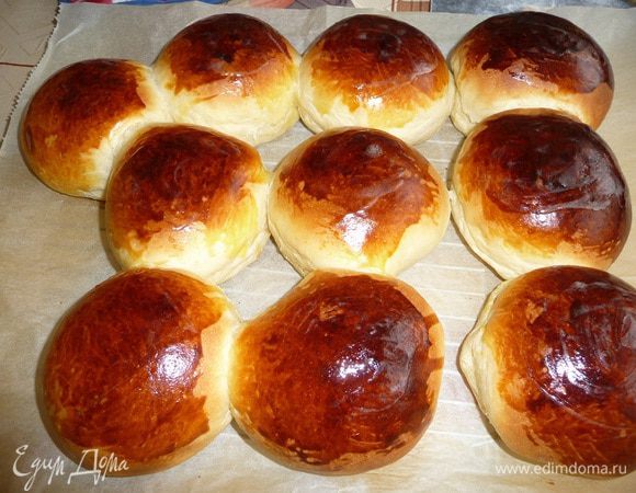 Выпекать в разогретой духовки до 200°C 20 минут до золотистого цвета. Ориентируйтесь по своей духовке, если булочки начнут подгорать накройте их фольгой.
Готовые булочки смазать маслом, накрыть пекарской бумагой, а сверху полотенце. Булочки должны отдохнуть 15 мин.