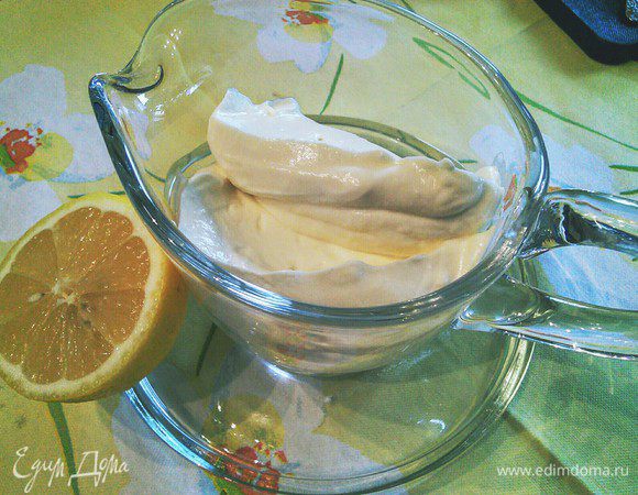 Майонез готов. По сравнению с классическим вариантом майонез на молоке нежнее, но в нем заметнее вкус масла. Я считаю что оба варианта имеют место быть. 