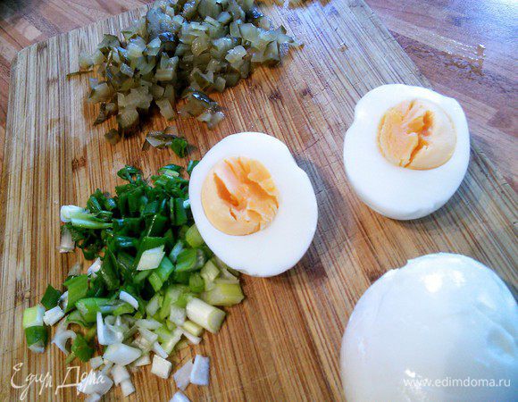 Для ремулада отварить яйца вкрутую. Белок, лук, огурец мелко порубить. Желтки, уксус, огуречный рассол, соль, перец добавить к майонезу и еще раз коротко взбить. Смешать все ингредиенты вместе, можно добавить чесночную кашицу и любую зелень. 