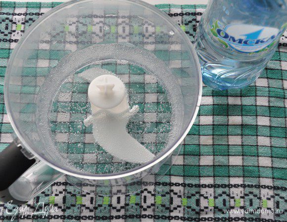 В чашу блендера налить газированную минеральную воду.